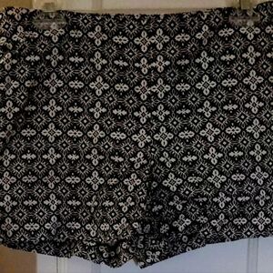 Women's Banana Republic Chino Black And White Size 4. Very Good Condition.